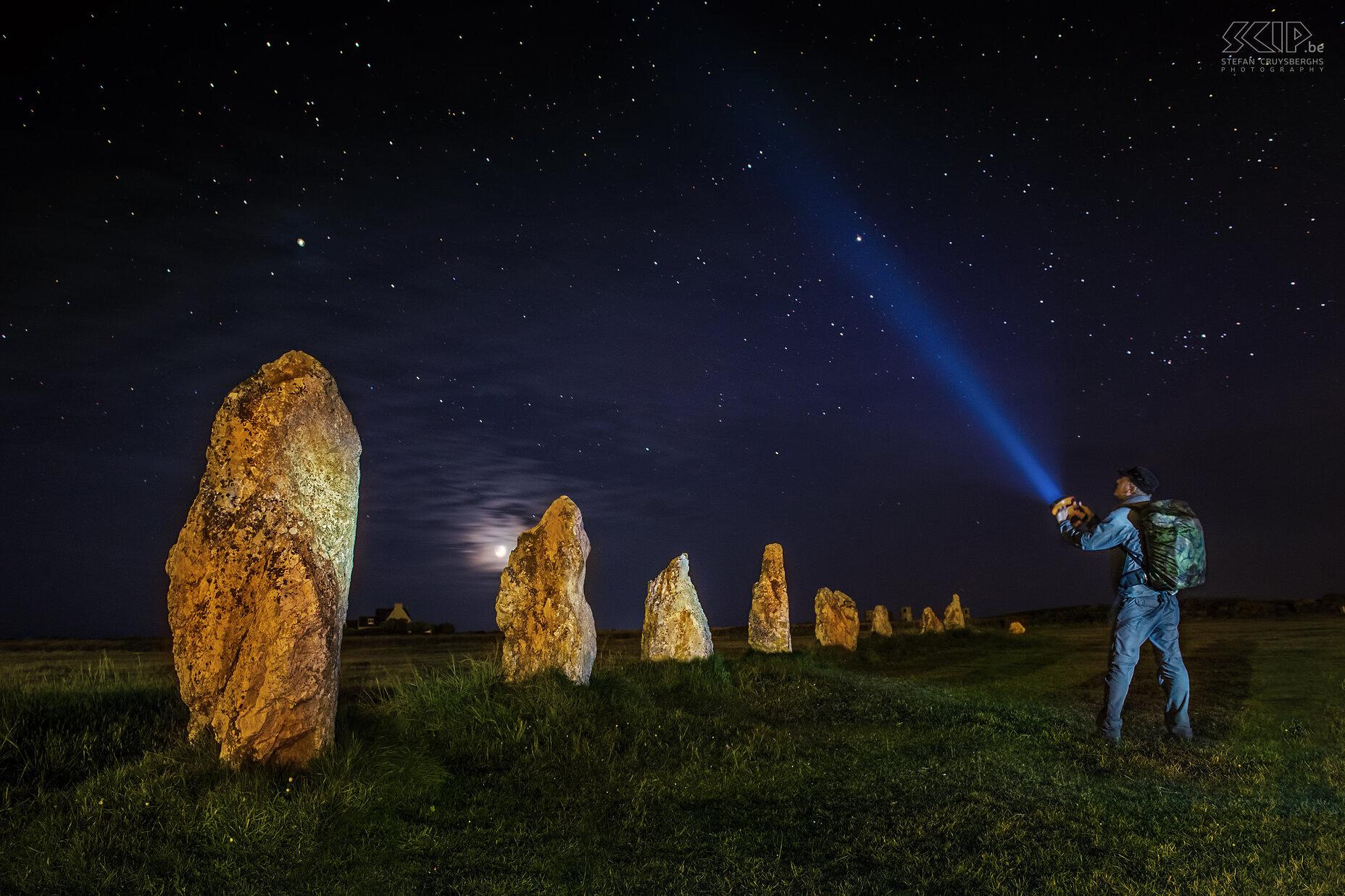 Crozon - Menhirs Lagatjar - Stefan De prehistorische menhirs van Lagatjar zijn een een intrigerende opstelling van honderden grote prehistorische witte kwarts stenen in een open veld in nabij de oceaan. Ik gebruikte light painting technieken om enkele nachtopnames van de megalieten te maken en op het einde was ik aan experimenteren door er zelf te gaan staan met mijn sterke lamp naar de hemel gericht. Bij het openen van het RAW-bestand thuis merkte ik dat mijn camera ontzettend veel kleurrijke sterren heeft geregistreerd. Stefan Cruysberghs